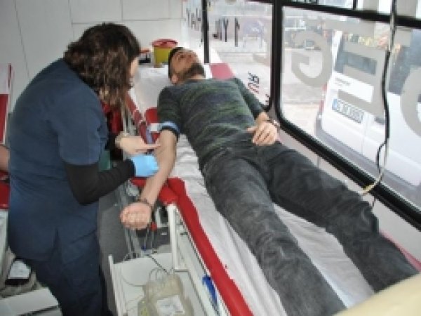 Kızılay Kan Toplama Aracına Yoğun İlgi   