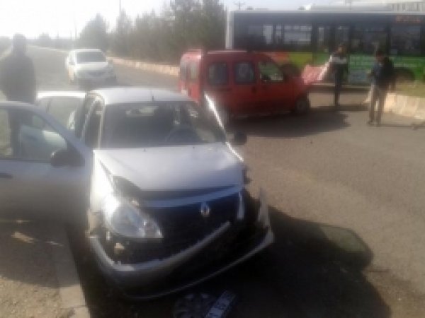 Dicle Üniversitesi Kavşağı'nda Kaza: 2 Yaralı 