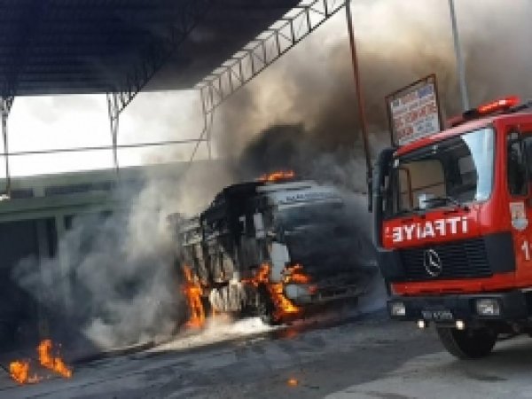 Kaynak Yapılan Kamyon Mazot Deposu Alev Aldı 