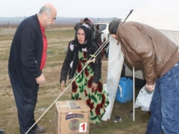 İHH 70 Suriyeli Aileye Gıda Kolisi Dağıttı 