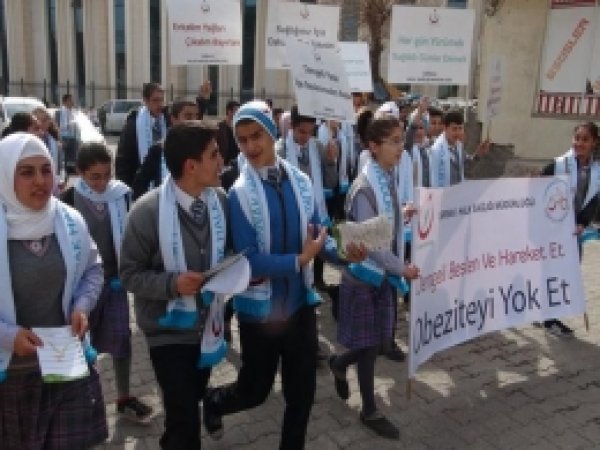 Cizre'de Öğrenciler Obezite  İçin Yürüyüş Yaptı 
