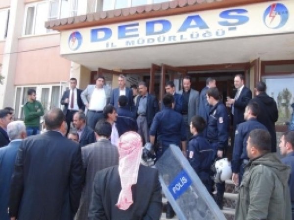 Elektrikleri Kesilen Köylüler DEDAŞ'ı Bastı 