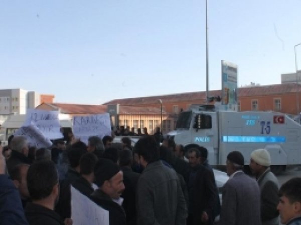 İmar Planına İsyan Eden Halk Sokağa Dökülüp Yol Kapattı 