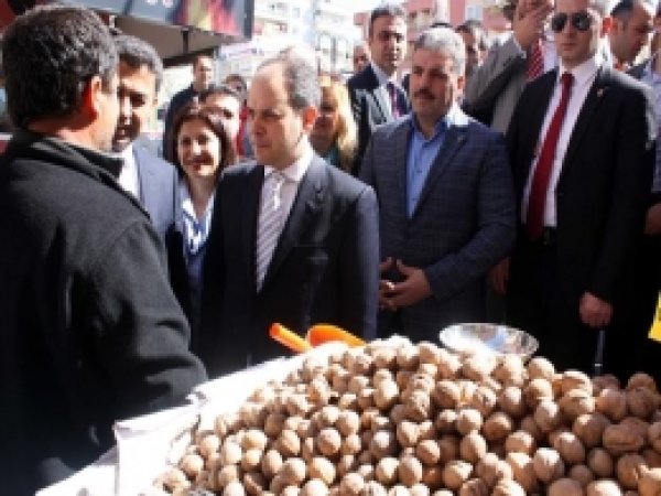 Vatandaş Bakan'ın Elini Tutmak İstemedi  