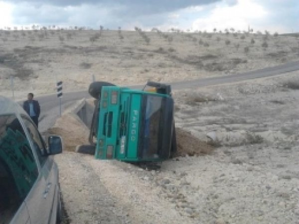 Kum Yüklü Kamyon Devrildi 