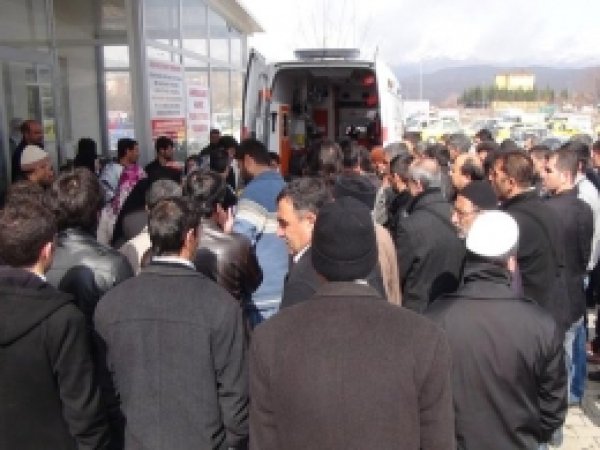 Yaşlı Kadın Minibüsün Altında Kaldı 