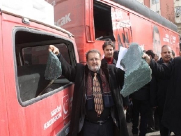 'BDP'liler Saadet Partisi Seçim Araçlarına Saldırdı'