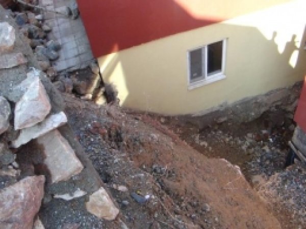 Deprem Konutlarında Göçük Riski 
