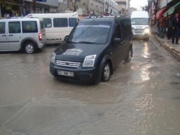 Silopi'de Caddeler Su Kanalına Döndü  