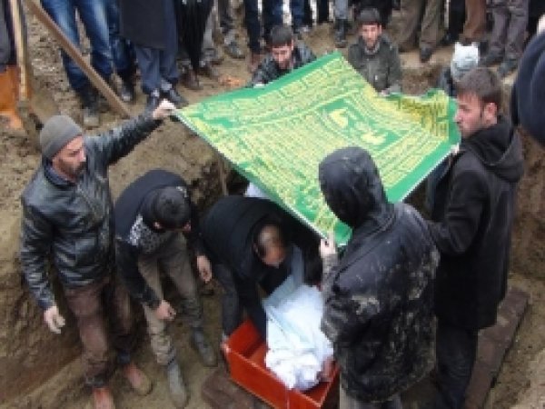 Demir Ailesi Toprağa Verildi 