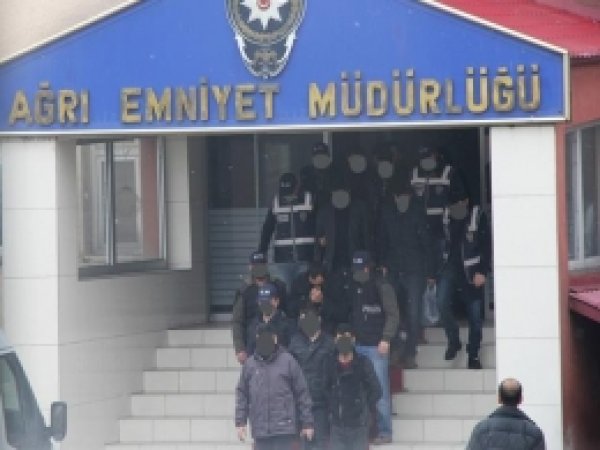 Ağrı'da Uyuşturucu Satıcılarına Baskın 