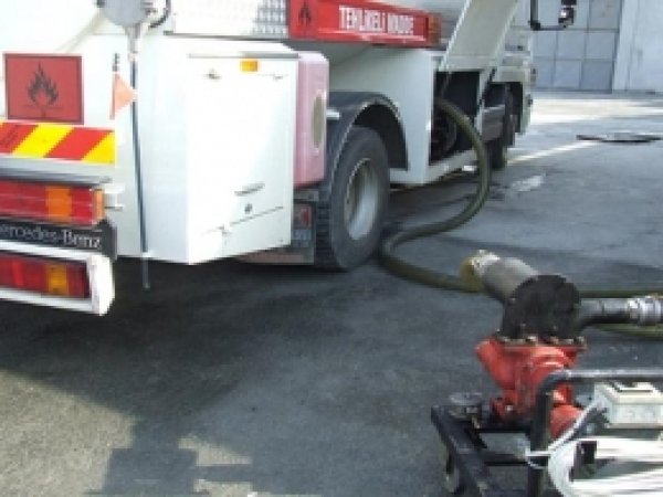 Mersin'de Kaçak Akaryakıt Operasyonu: 2 Gözaltı 