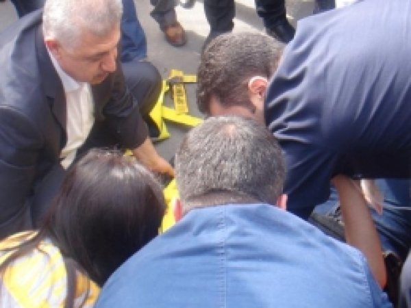 Bakan'ın Koruma Aracı Bayana Çarptı 
