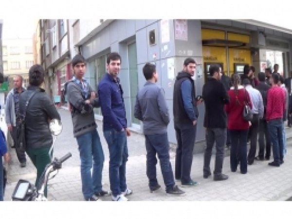 Yüzlerce Açık Öğretim Öğrencisi Bir ATM'de Para Yatırıyor 
