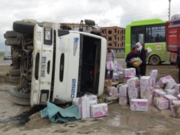 Çocuk Bezi Yüklü Kamyon Devrildi 