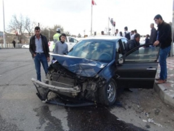 TIR İki Otomobili Biçti: 3 Yaralı 
