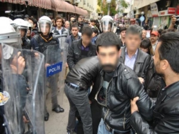 Başbakanı Protesto Eden Şahıslar Gözaltına Alındı 