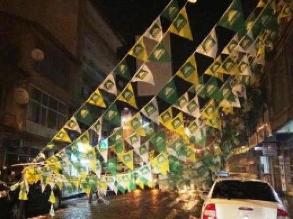 Bitlis'te Asılan Siyasi Parti Flamaları Ve Bayrakları Kaldırıldı 