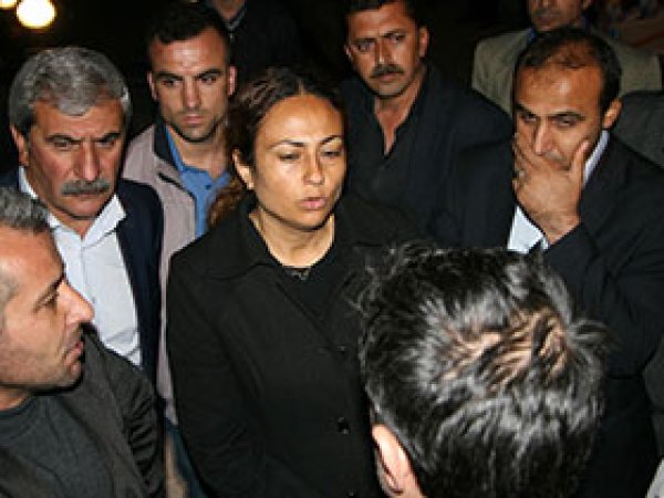 BDP Posterini Yakanlar Gözaltında