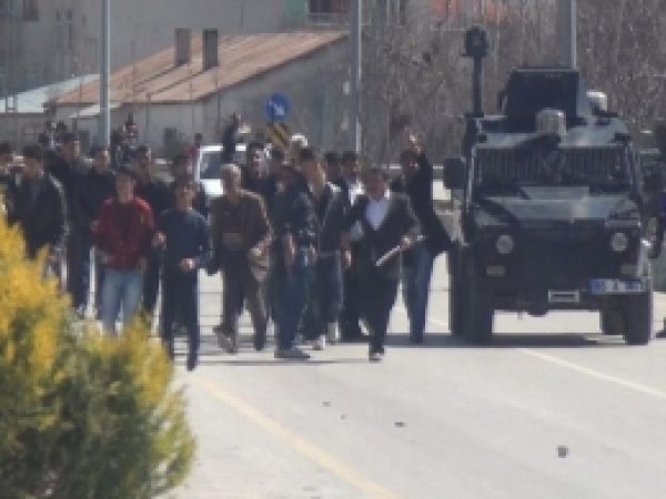 PKK'liler Polis Eşliğinde HÜDA PAR Üyelerine Saldırdı 