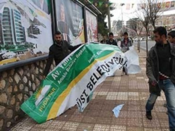 BDP'liler Seçim Afişlerine Saldırdı 