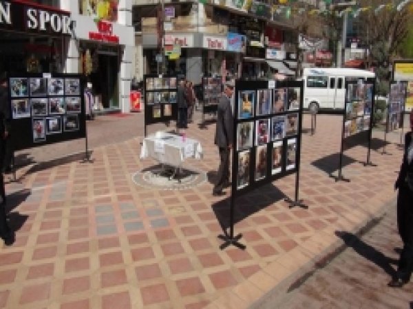 Dünya Mustazafları Resim Sergisi Açıldı 