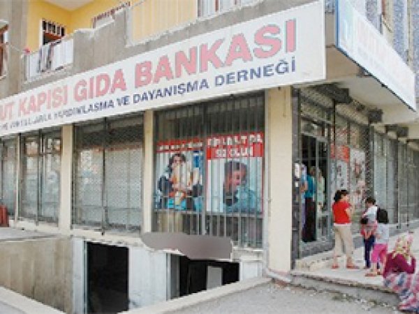 Umut Kapısından 555 Aileye Gıda Yardımı  