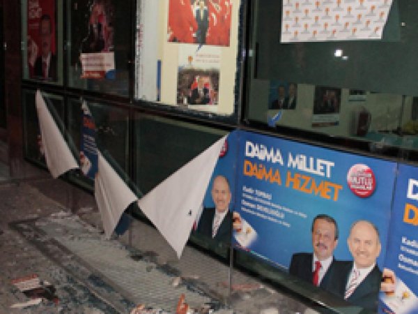 AK Parti Seçim İrtibat Bürosuna Molotofkokteylli Saldırı 