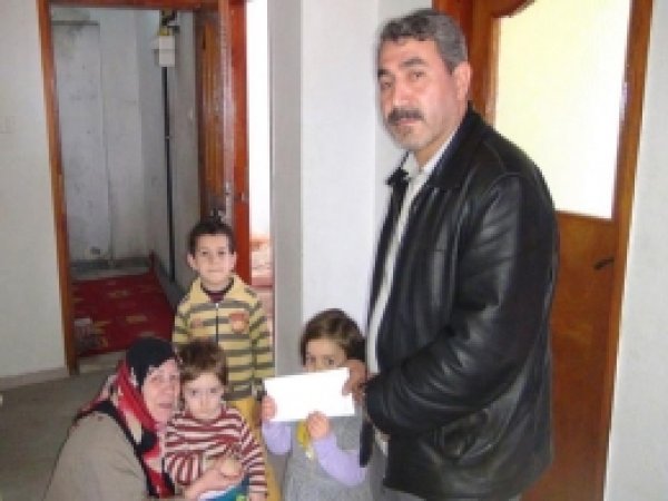 Suriyeli Aileye Yardımlar Gelmeye Devam Ediyor 