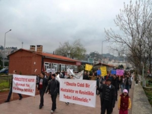 Rize'deki Sağlıkçılar Sağlıklı Yaşam İçin Yürüdüler 