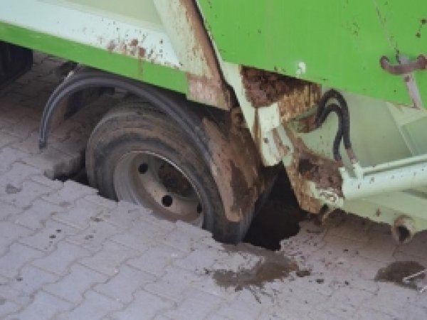 Belediye Aracı Çöken Yolun Kurbanı Oldu 
