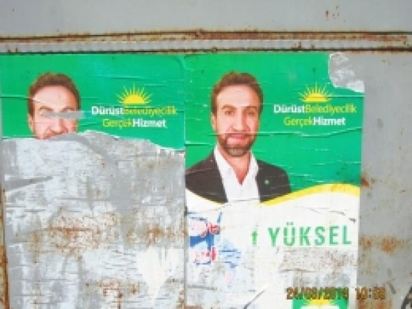 Bu Afişleri Kim Yırtıyor? 