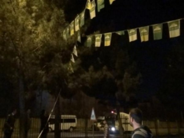 Başbakan için Siyasi Partilerin Afiş ve Bayrakları Söküldü