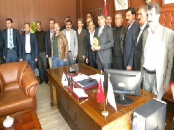 Belediye Başkanına Plaket Verdiler 