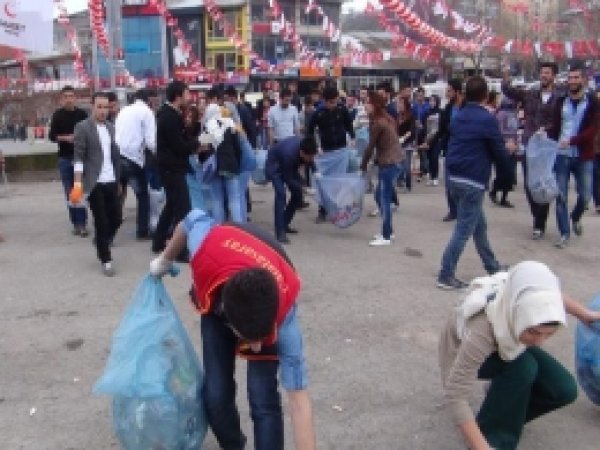 Muş'ta Üniversite Öğrencileri Çarşıda Çöp Topladılar 