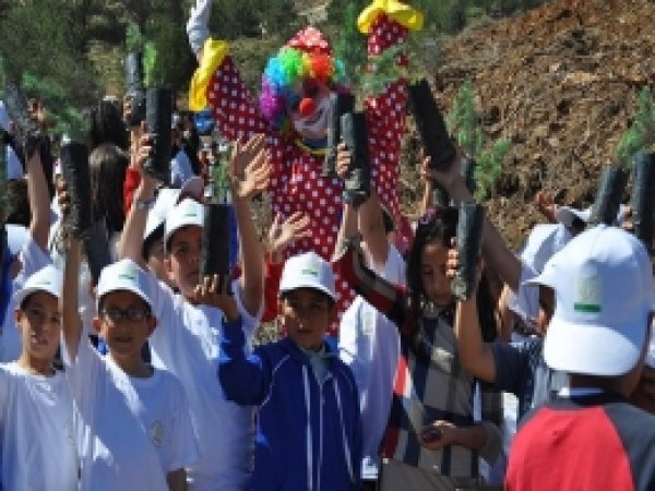 Genç Fidanlar  Gelecekleri İçin Ağaç Dikti 
