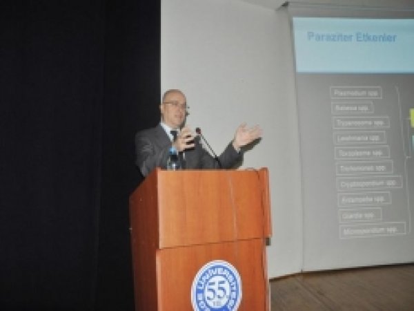 İzmir'de Uzmanlar Enfeksiyonlarda İlaç Tedavisini Tartıştı 