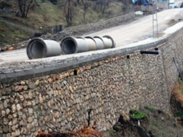 Korkuluğu Olmayan Duvar Kazaya Davetiye Çıkarıyor 