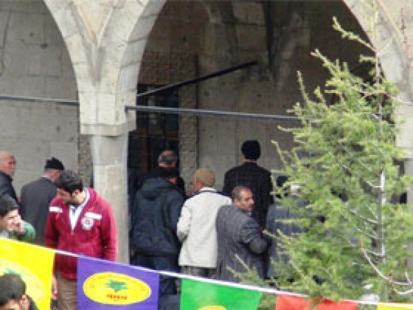 Namaz Vaktinde Konuşmayı Kesmeyen BDP'ye Halk Tepkili