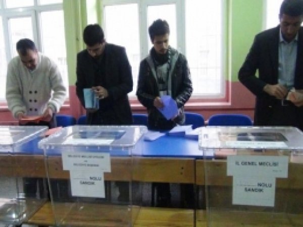 Bitlis Halkı Yöneticisini Seçmek İçin Sandığa Gidiyor 