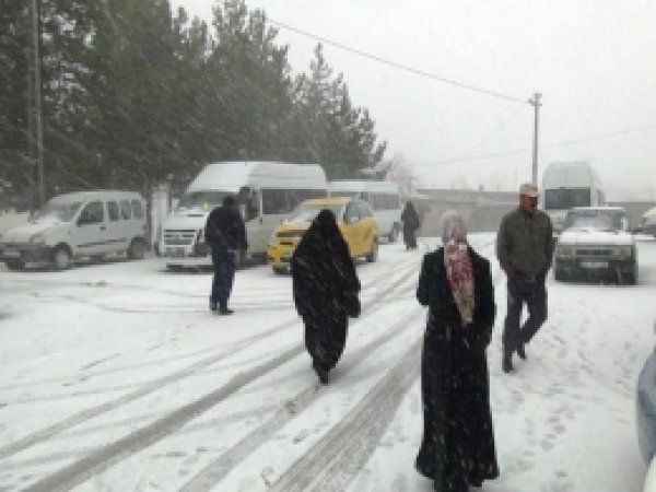 Bitlis'te Seçimler Kar Yağışıyla Çileye Döndü 