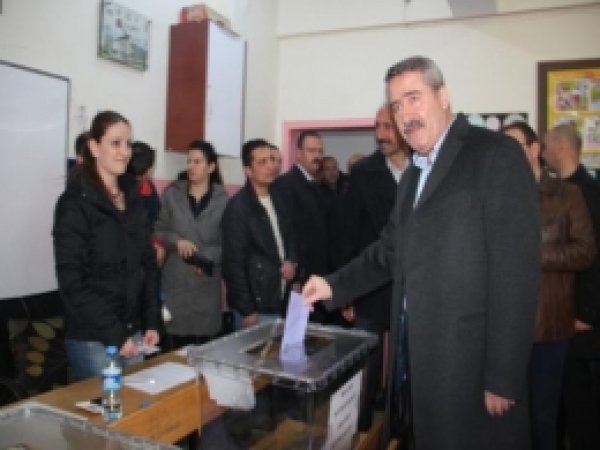 Diyarbakır Valisi Kar Yağışı Altında Oy Kullandı 