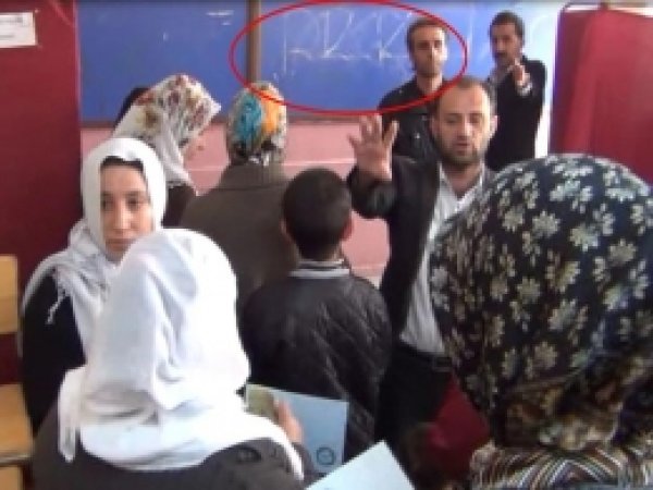 Diyarbakır'da PKK Sloganları Altında Oy İşlemi 