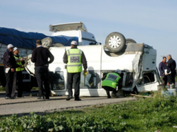 Tarım İşçilerini Taşıyan Minibüs Devrildi: 13 Yaralı 