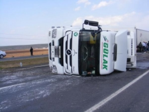Bismil'de Muz Yüklü TIR Devrildi 