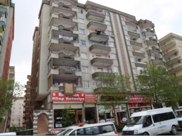 Diyarbakır'da 7 Katlı Binada Çökme Tehlikesi 