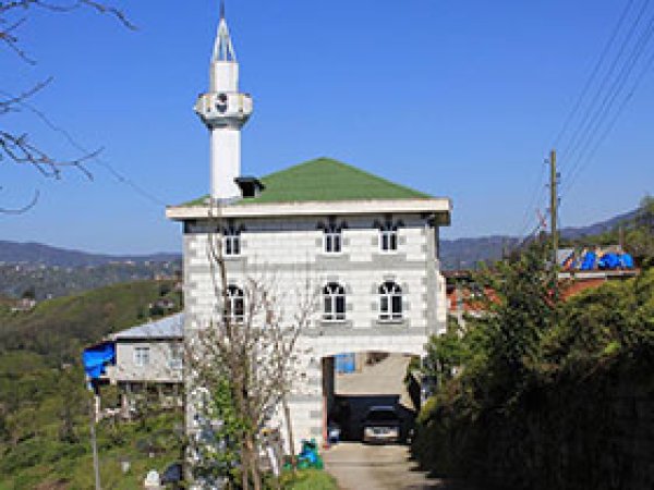 Yol Üzerine Yapılan Cami İlgi Çekti