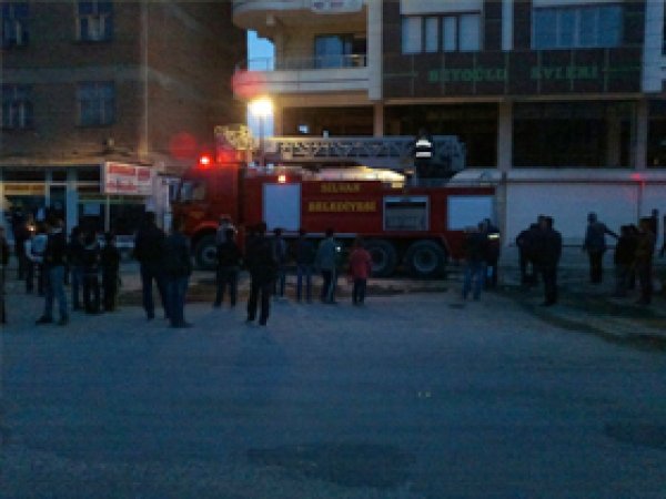 Silvan'da Bir Binanın Asansör Trafosu Yandı 