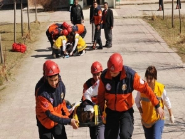 YYÜ'de Nefes Kesen Deprem Tatbikatı 