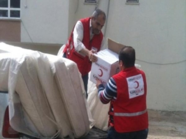 Evi Yanan Aileye Kızılay'dan Yardım 